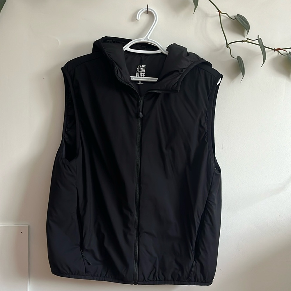 Aritzia TNA Pillow Puff Hooded Vest